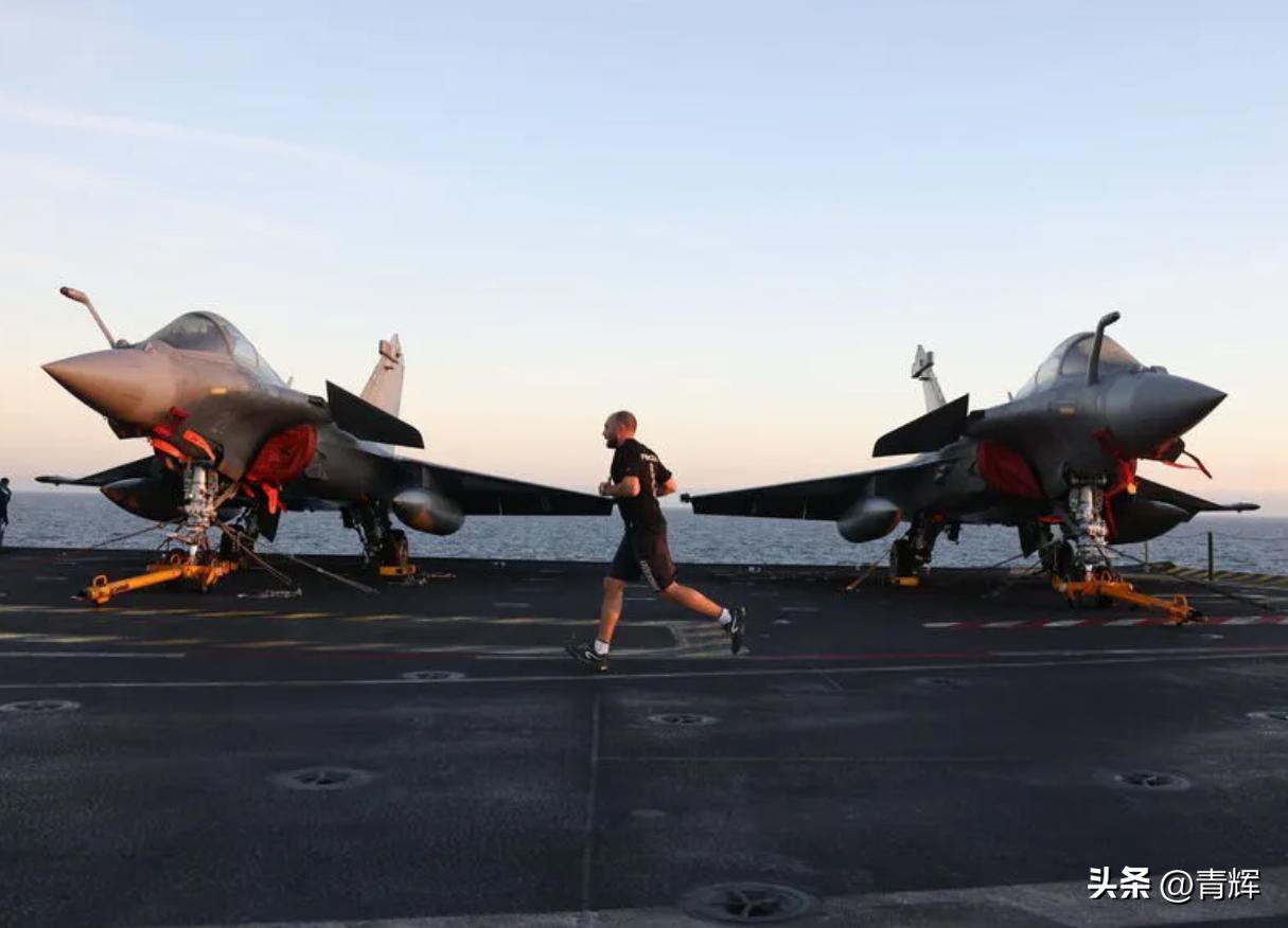 法国水兵:跑步才是正事，暴露航母坐标算什么！
法国已经把戴高乐号航空母舰派到了地