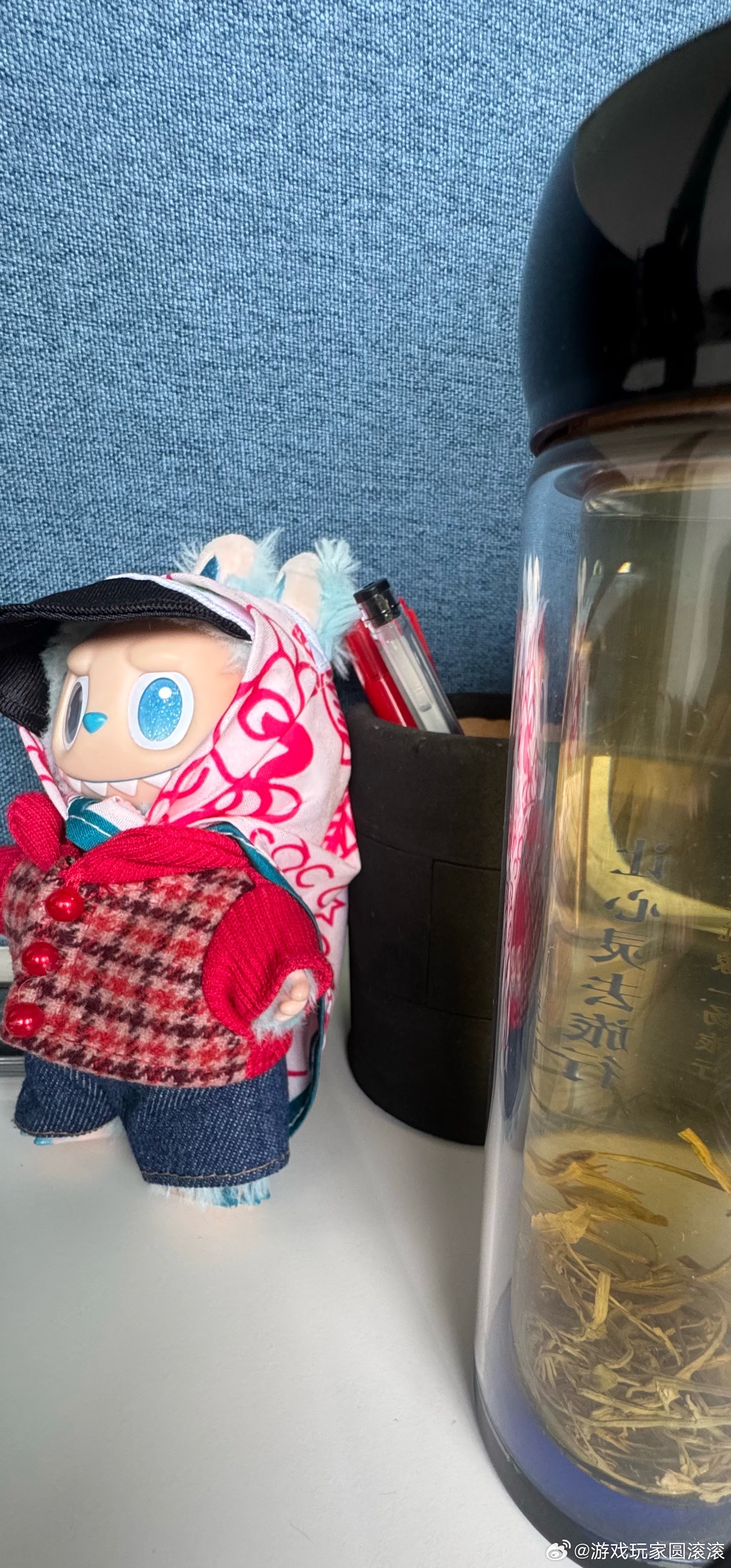 在工位出片了生活笑料撞满怀游戏博主的日常 办公桌搭子三件套，你们的工位都摆了些什