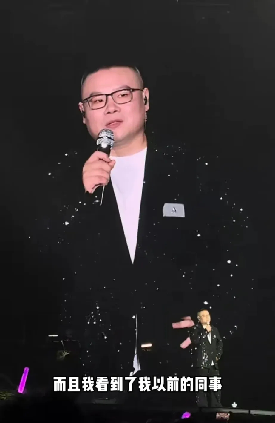 岳云鹏演唱会星光璀璨，众多明星嘉宾助阵。然而最动人的却是他在饭店打工时的同事们，