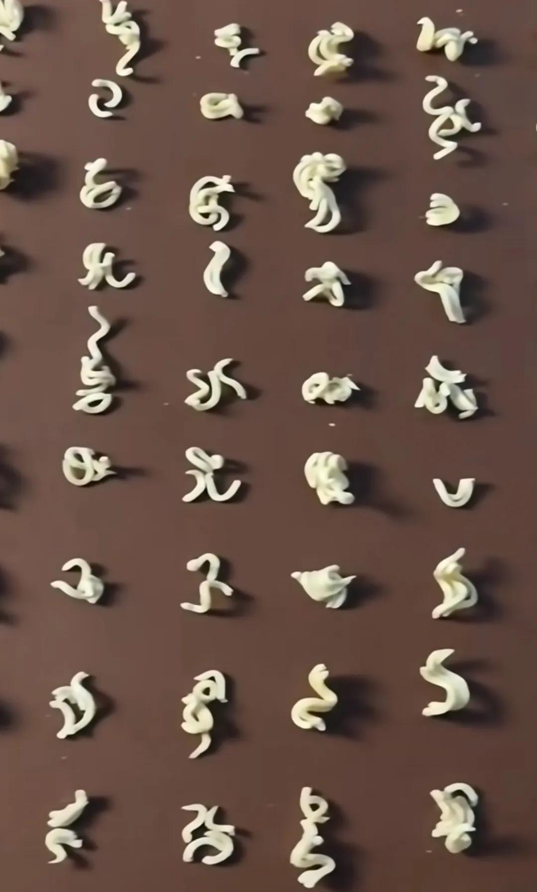 近期热爱上了书法，心血来潮来了一幅草书，请各位大师点评一下我的这幅作品，水平如何