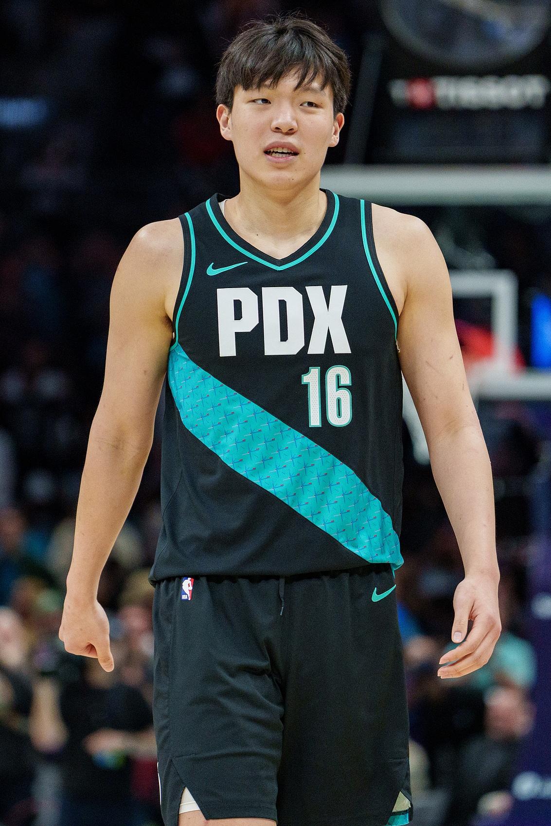 杨瀚森的NBA副本继续刷！
就在昨天，杨瀚森刚在NBA赛场上演“垃圾时间战神”，