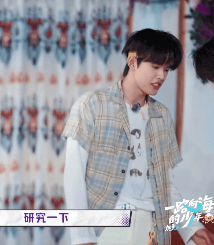 我也要趁妹子不注意尽情摸摸他的手