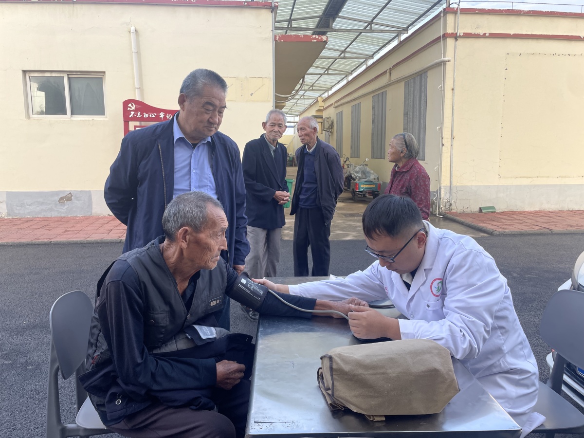 济源大峪镇：免费体检暖夕阳 惠民服务无死角