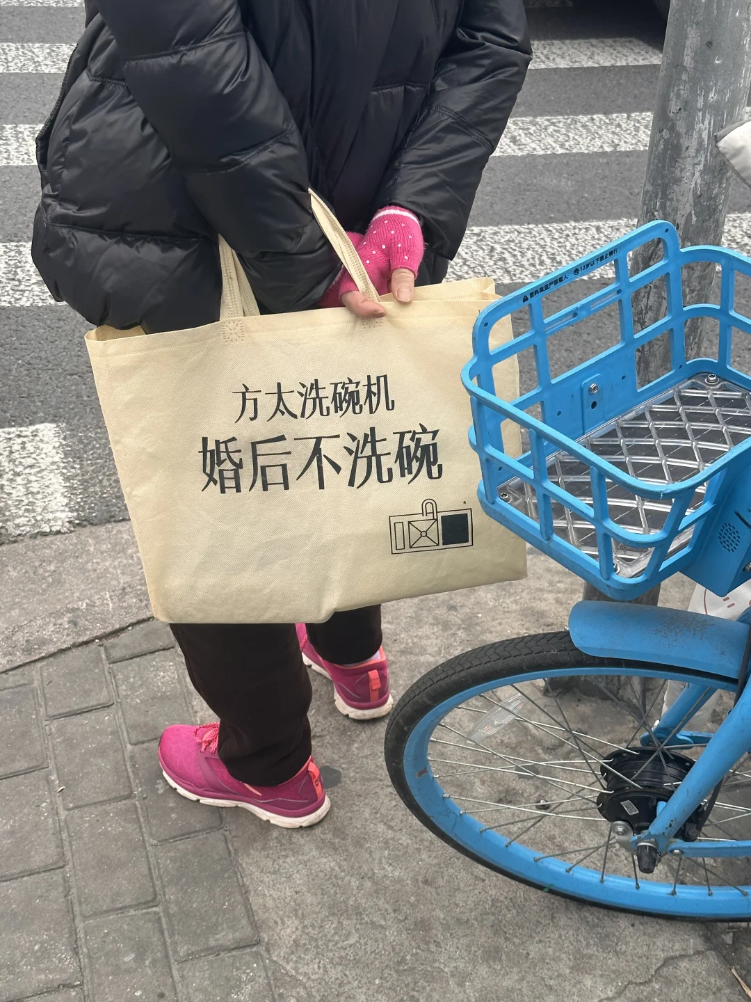 过马路偶遇“硬核”阿姨