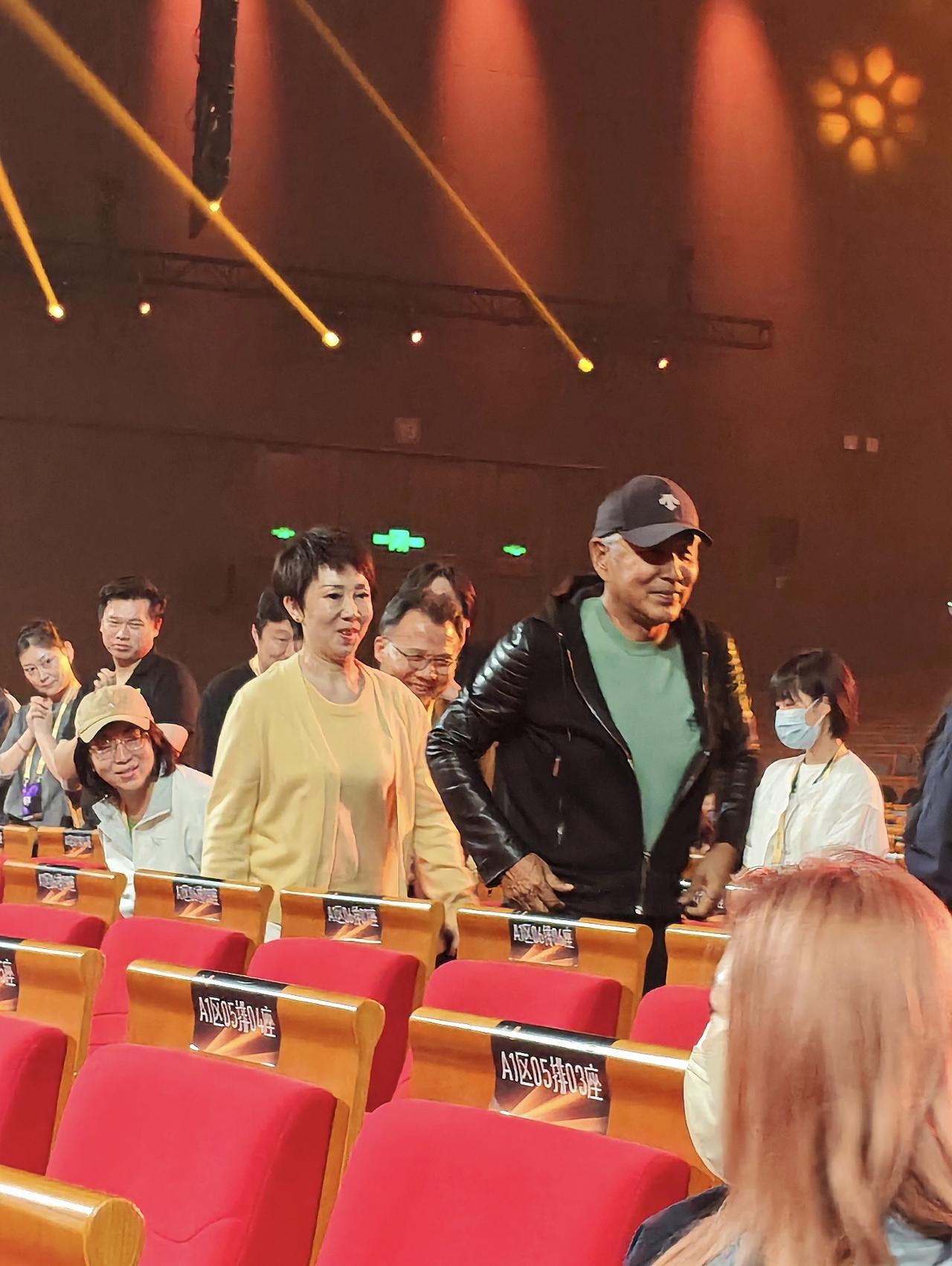 近日，陈道明现身厦门，参加金鸡百花电影节，他在现场与大家打招呼。

陈道明戴着棒