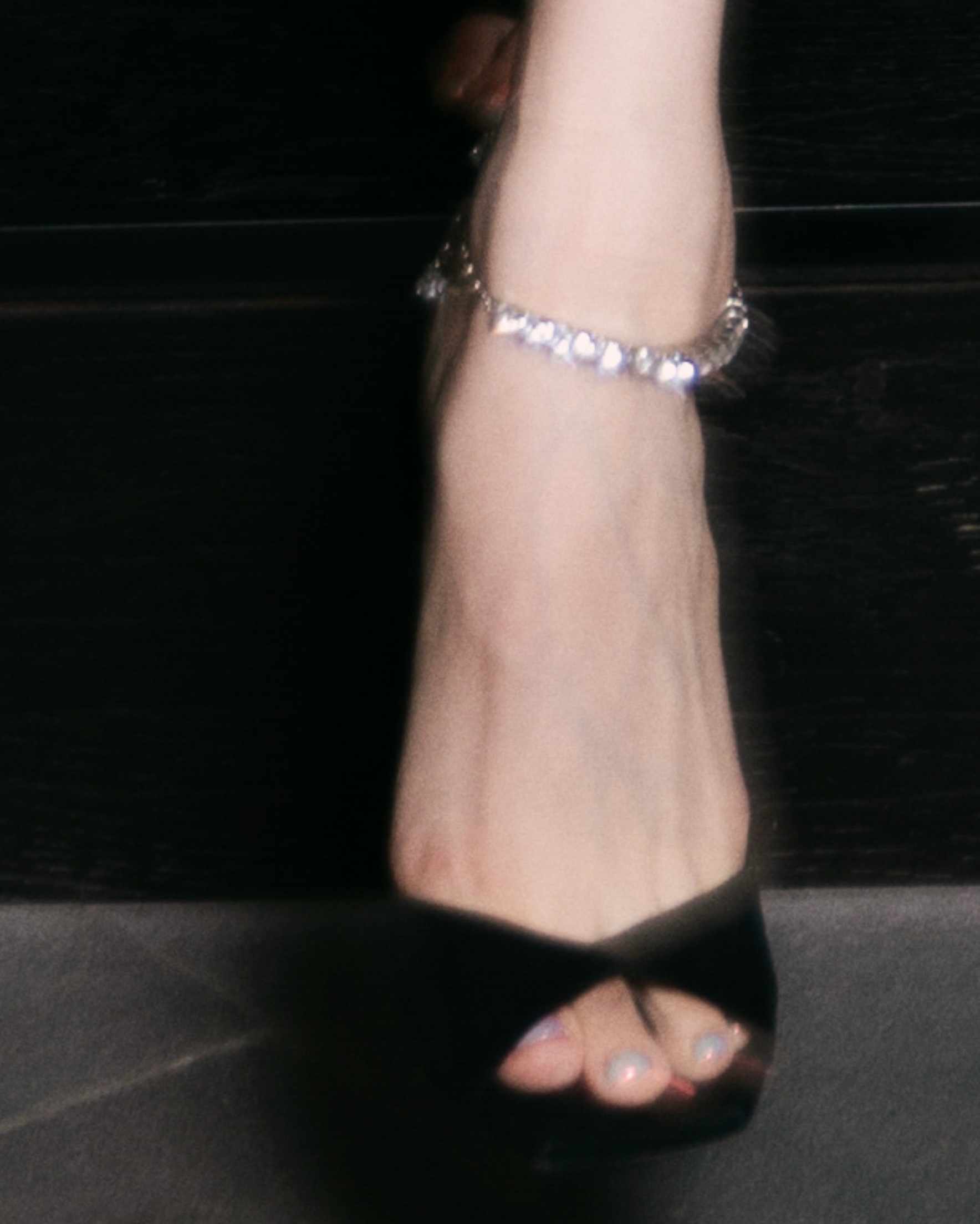 【张艺凡】👠：黑色水钻一字带高跟凉鞋 ​​​
