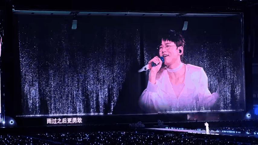在张杰演唱会上看见何以琛了完全没想到郑州场会唱My Sunshine，前奏刚出来