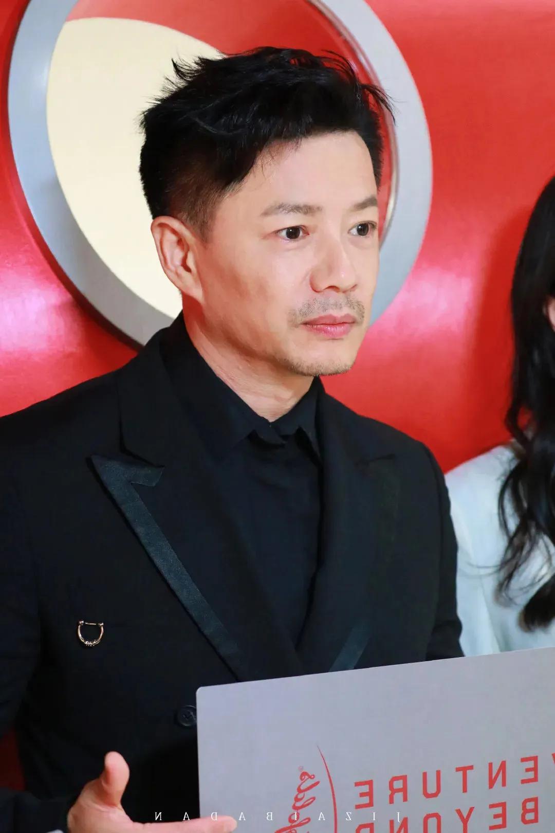 段奕宏，在《扫毒风暴》里是个好警察，在家庭是个好丈夫。他和妻子选择丁克生活，是因