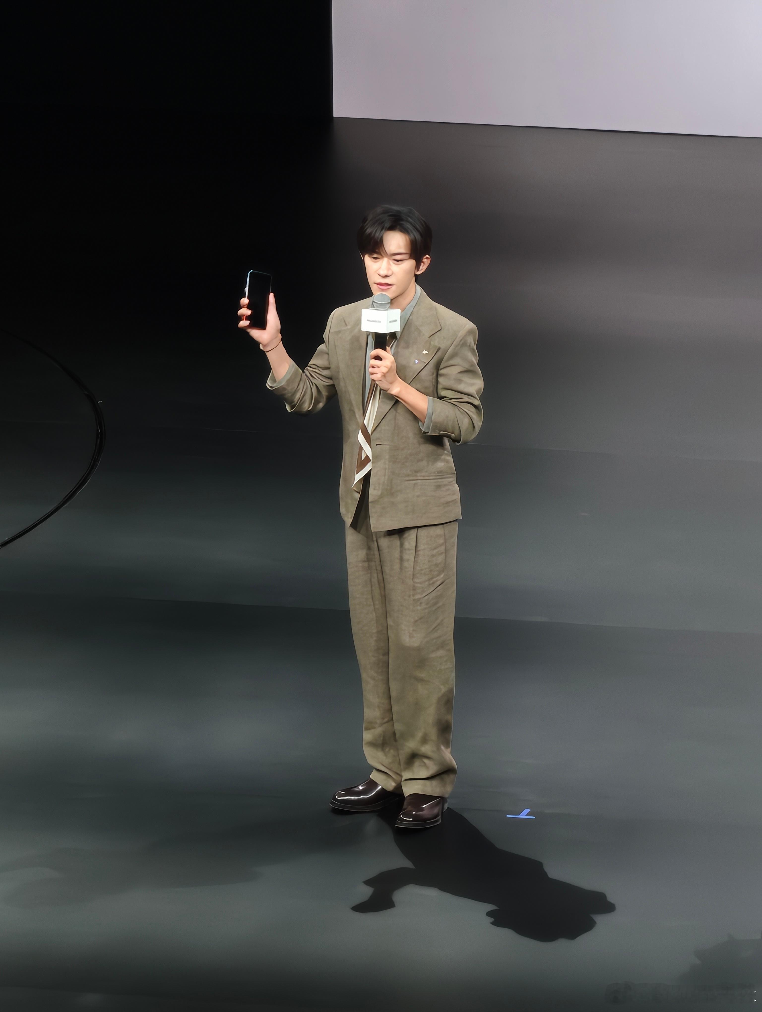 一波易烊千玺在华为发布会的生图华为发布会