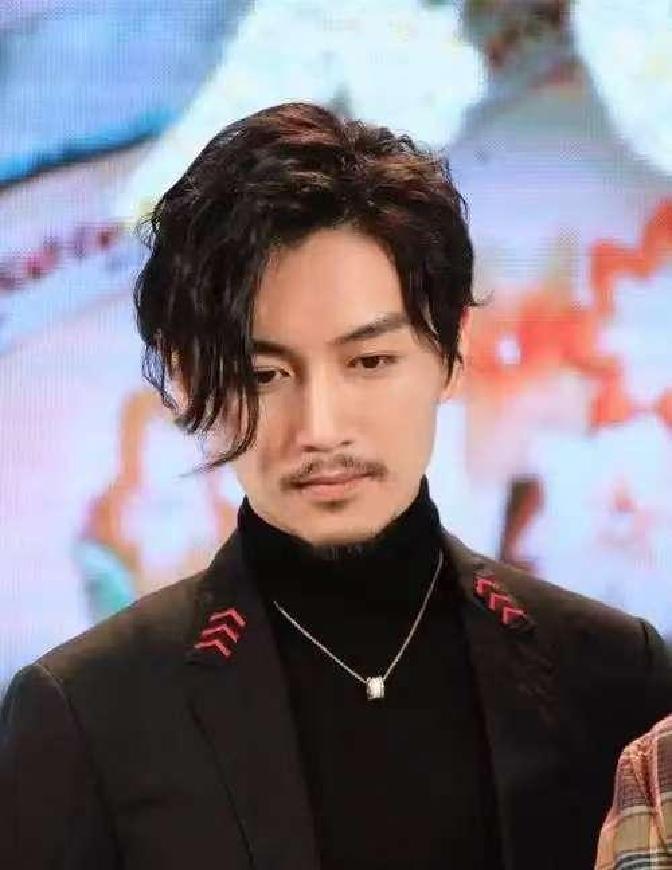 说实话，陈晓这次是真让不少人愣住了——突然顶着一头及肩狼尾长发露面，整个人气质直