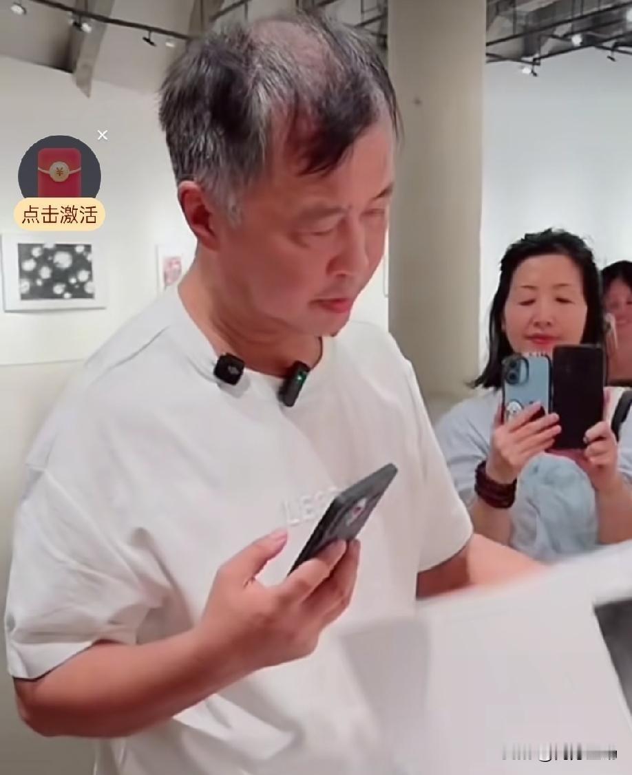 流浪大师、著名文化学者沈巍老师到深圳了。他这回没去熟悉的江浙，也没往北走，与一众