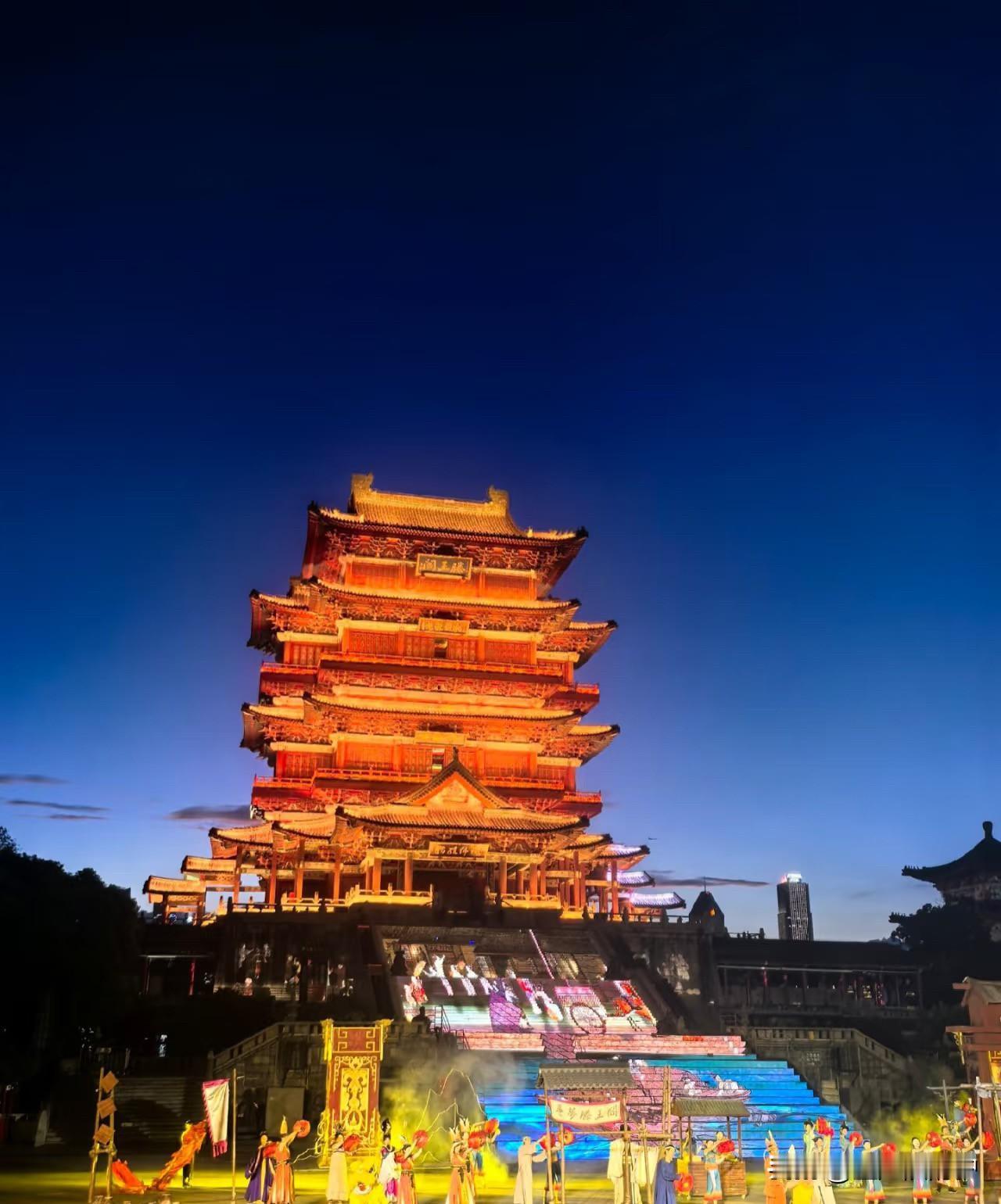 来南昌滕王阁的朋友们，大夏天去简直是遭罪，光是在外面等检票就得耗上半小时，烈日炎