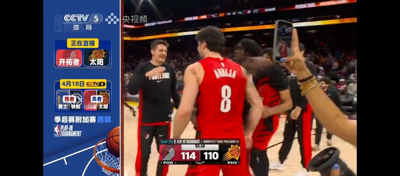 阿夫迪亚神一样的存在！41分12助7板！开拓者逆转。淘汰太阳队！打入季后赛！
每