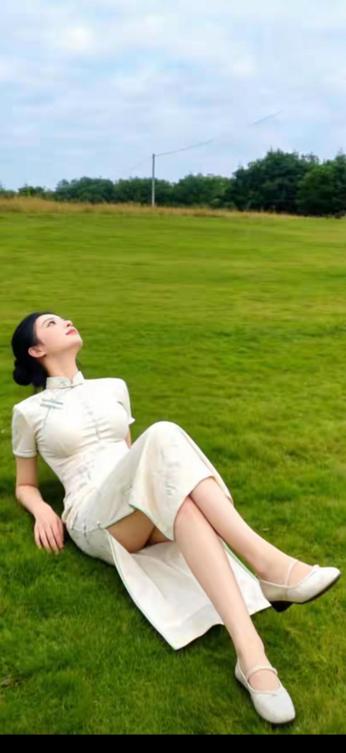 试对：


鸡鸣旧岁去
燕剪新柳春


******

网图侵删