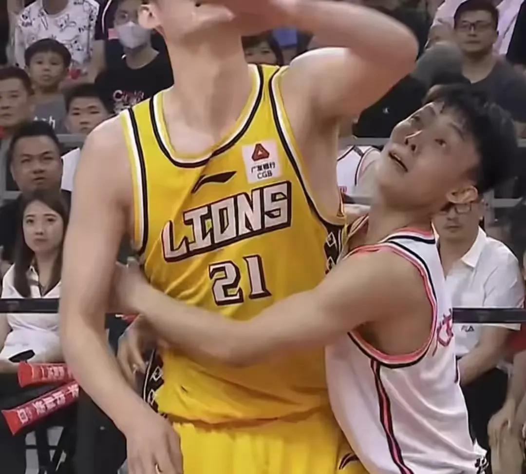 徐杰的防守堪称负面教科书
CBA曾经出过一个垫脚犯规视频
使用的教材就是徐杰垫脚