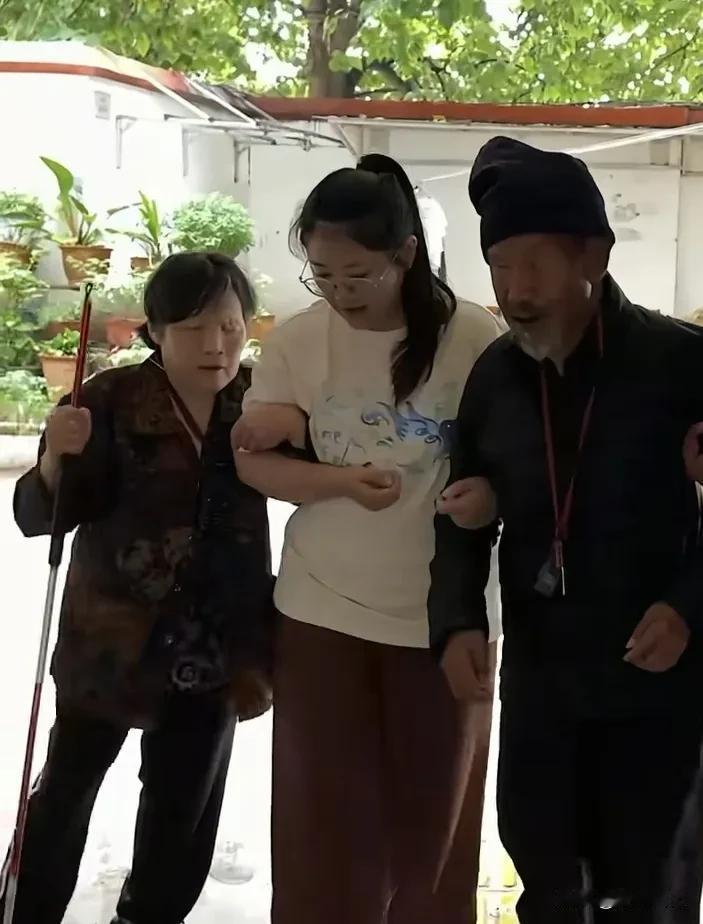 在云南昆明，有一位1992年出生的女孩，名叫小丽。她和双目失明的父母，住在一间2
