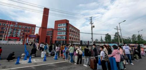 这两天全国各地都在开学，我发现一个很有意思的现象：家长比孩子还焦虑。

有的家长