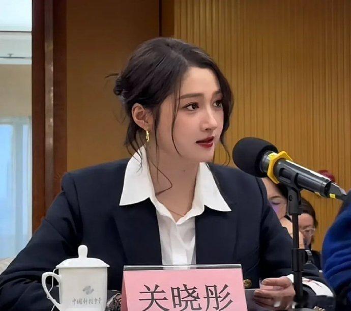 关晓彤或许更适合从政，她的装扮超越了所有红毯造型的美感。妆容简洁大方，气质中透露