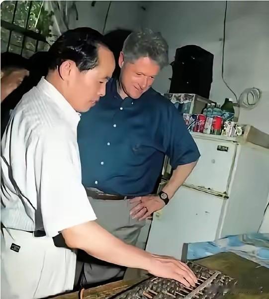 一张算盘：竟让克林顿产生严重"误判"！

文章中这张配图拍摄于 1998年7月1