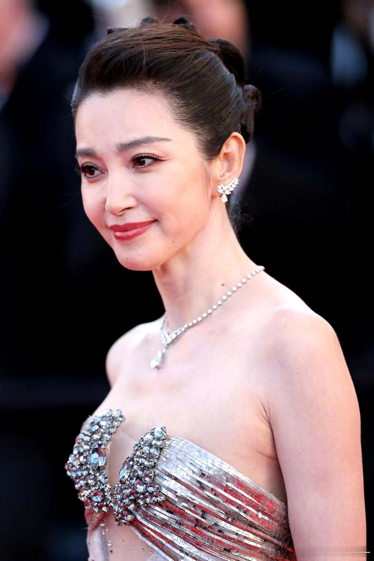 53岁李冰冰和44岁全智贤登上戛纳，我才知道骨相美和皮相美的区别 
