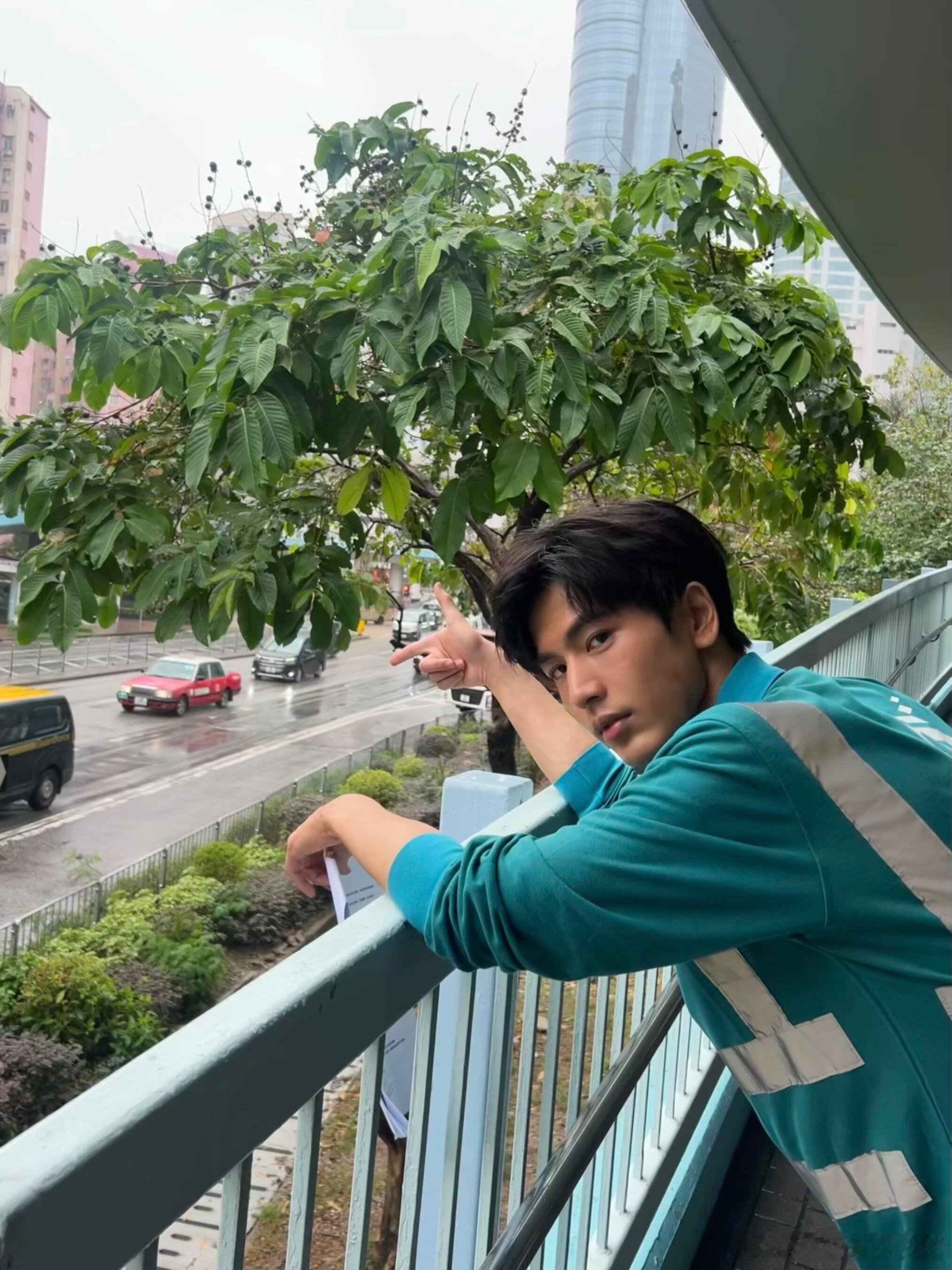 同造型的张凌赫硬帅而蒋峤西纯苦好啦众所周知张凌赫是张凌赫 蒋峤西是蒋峤西 但是这