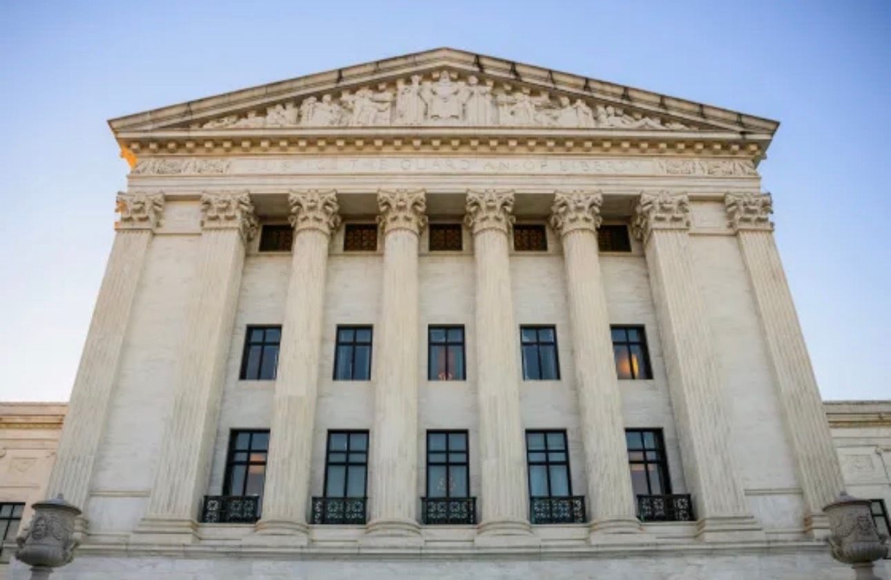 美国最高法院大法官塞缪尔·阿利托周五临时允许德克萨斯州使用共和党人重新划定的国会