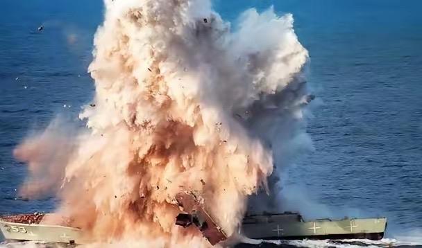 特朗普开炮了！真的是开炮！阿曼湾，一艘从中国返航伊朗的货轮，被美军驱逐舰一炮轰穿