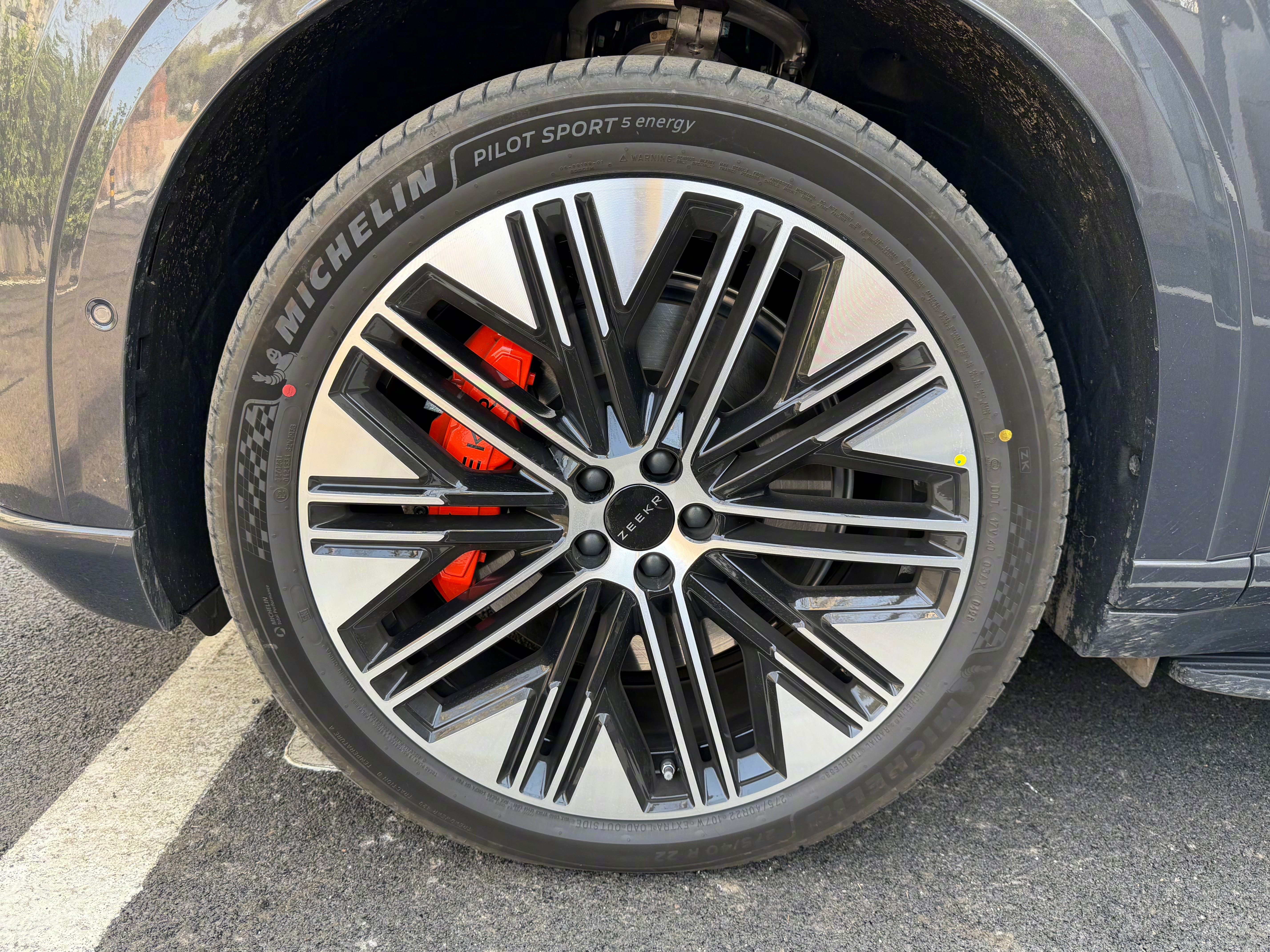 前段时间我们这到了PS5E和浩悦5E两款米其林的新胎，直接给同事们安排上了。哎 