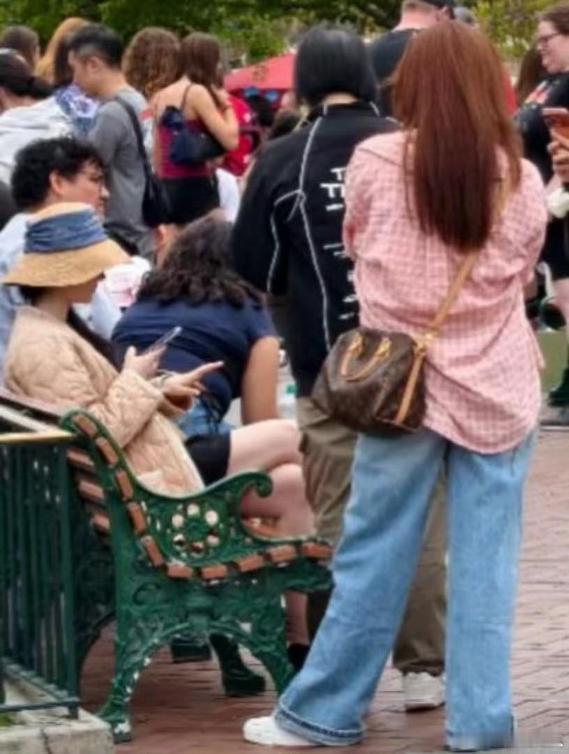 la迪士尼偶遇刘亦菲路人偶遇的刘亦菲，氛围感直接拉满，迪士尼在逃公主本人没错了 