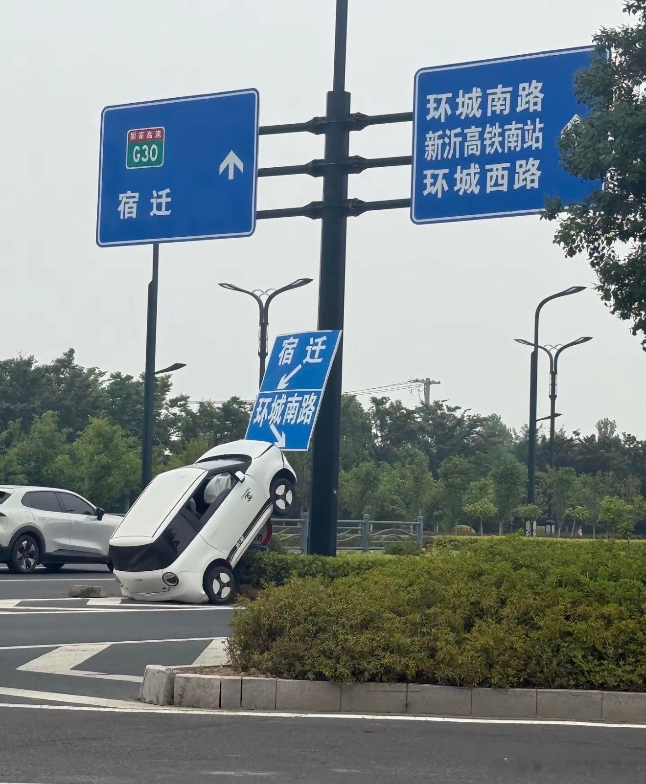好好开个车…竟然变成了地标雕塑了蔡涛的东拼西凑汽车