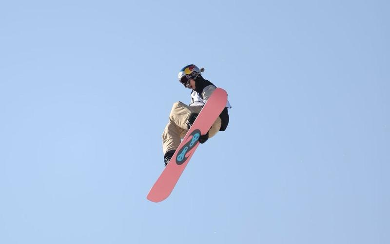 苏翊鸣完赛后哭了，这一幕真的太戳人了。在单板滑雪男子大跳台决赛中，他用完美的表现