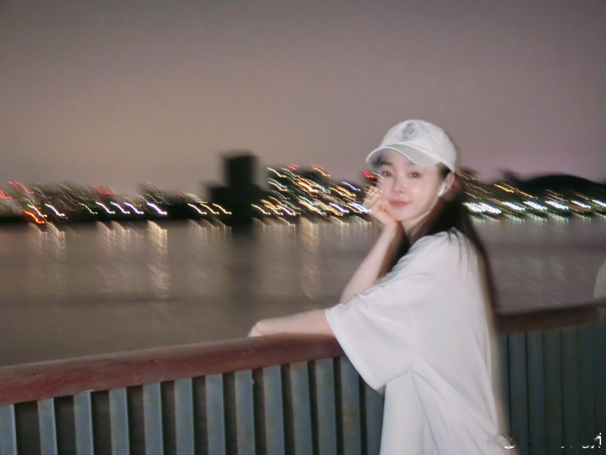宋轶分享海边的夜 被宋轶的海边vlog甜晕！夜色温柔车灯璀璨，对着粉丝比心的样子