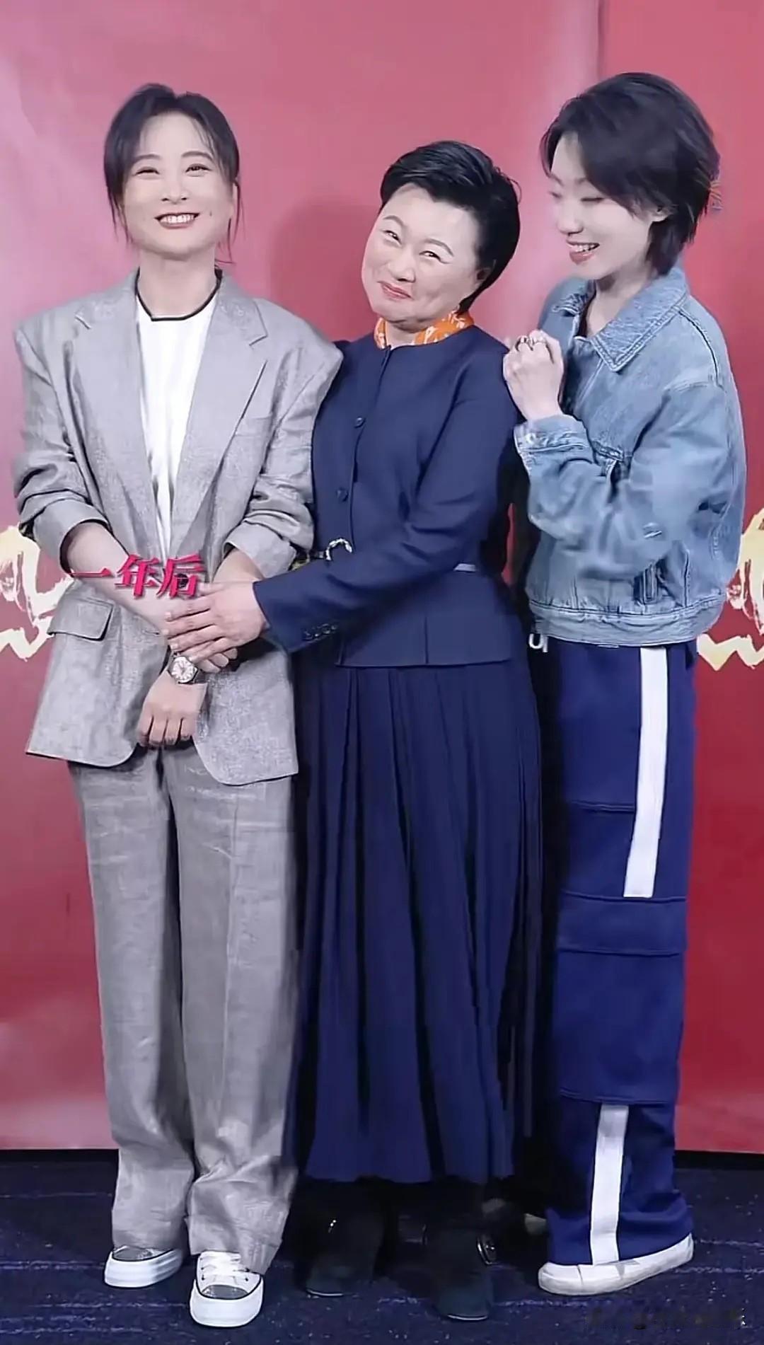 左边的是贾玲，右边的是张小斐，中间的应该是位老演员，就是不知道名字。