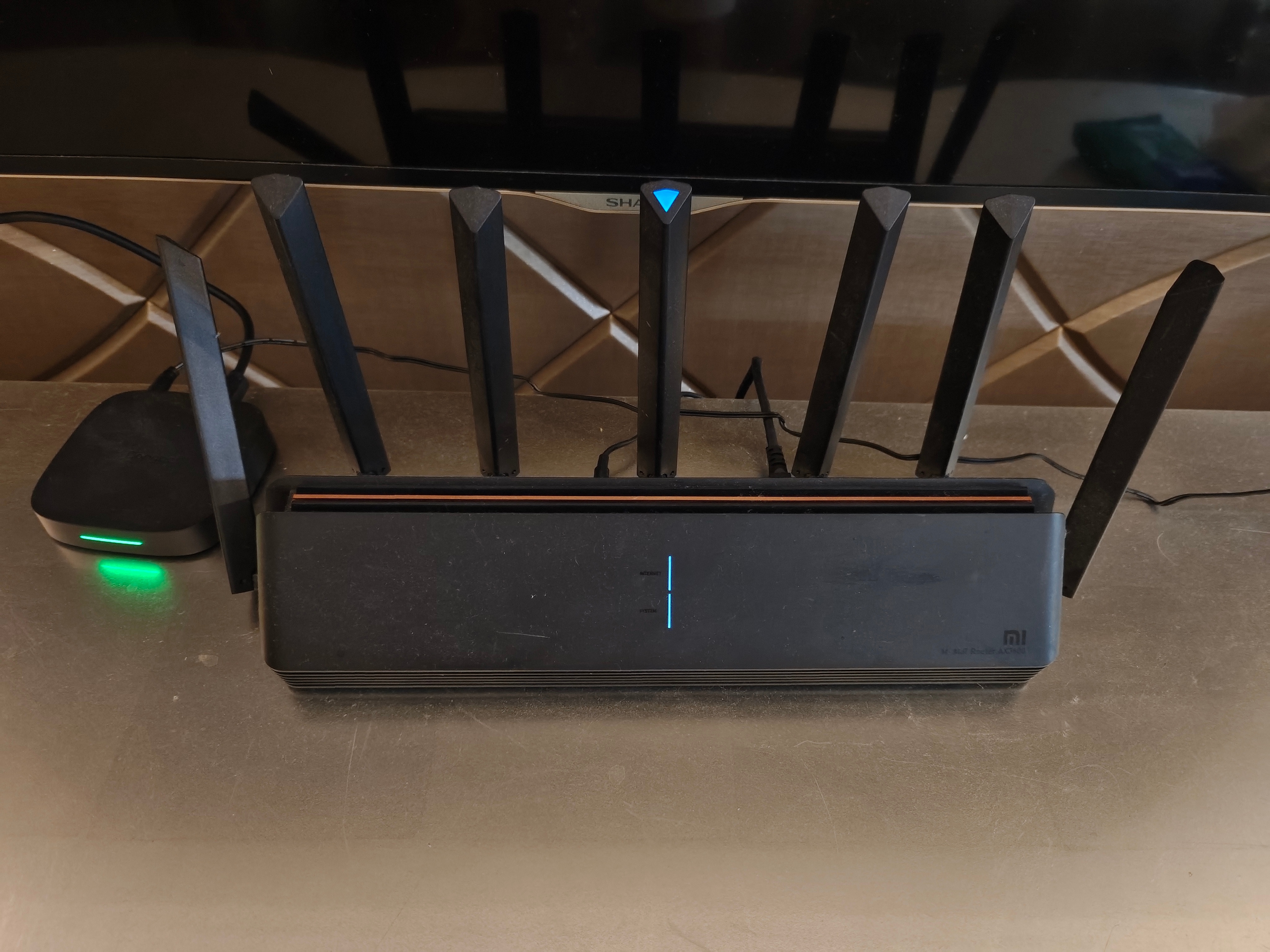 这款小米AX3600路由器，搬家之后就一直不稳定，在几个距离较远的房间，不是断网