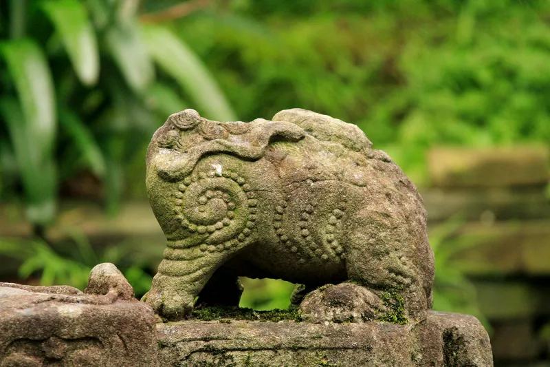 美人
弯弯柳眉杏核眼，
脉脉含情娇羞颜。
真情相守福泽到，
幸福美满一百年。