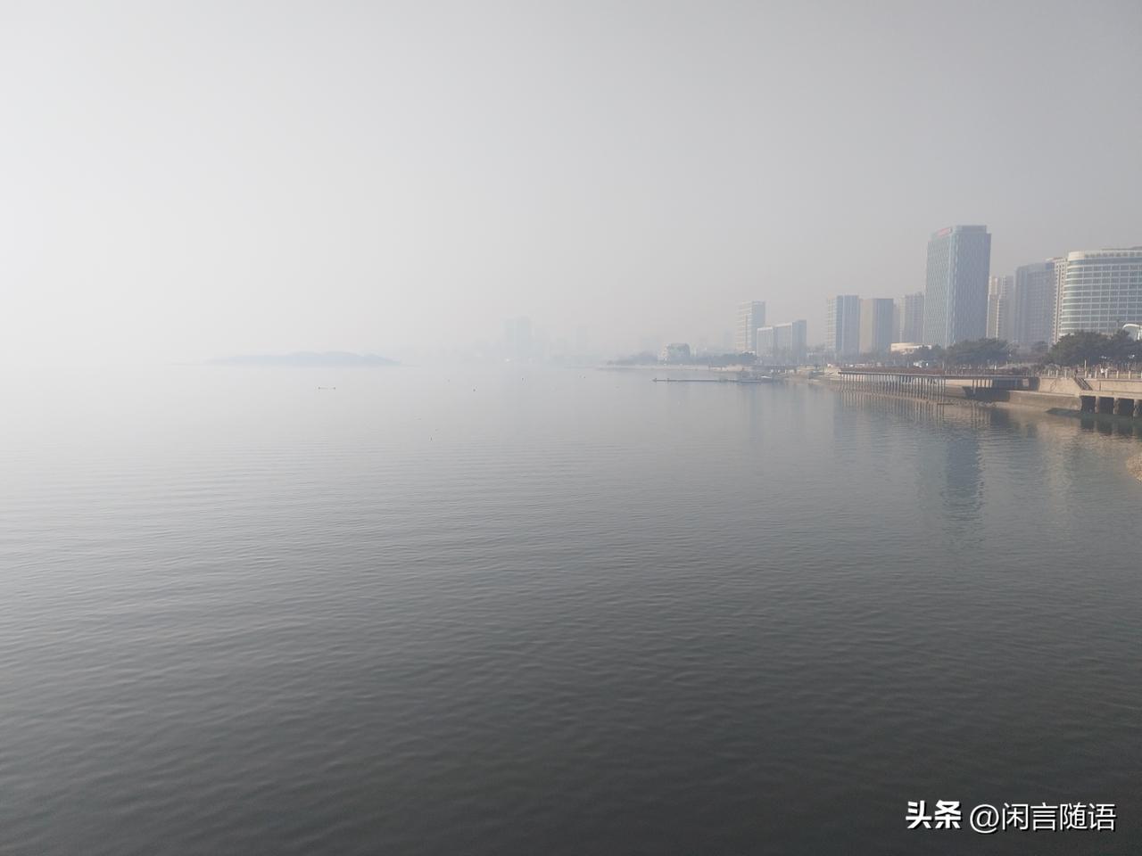 今天路过海边，虽然有雾，但我还是噼里啪啦的一顿拍，没有胶卷就是爽啊！
想起小时候