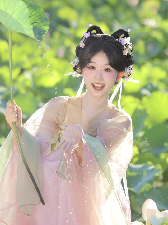 “一年一度的荷花季节来了🪷”
