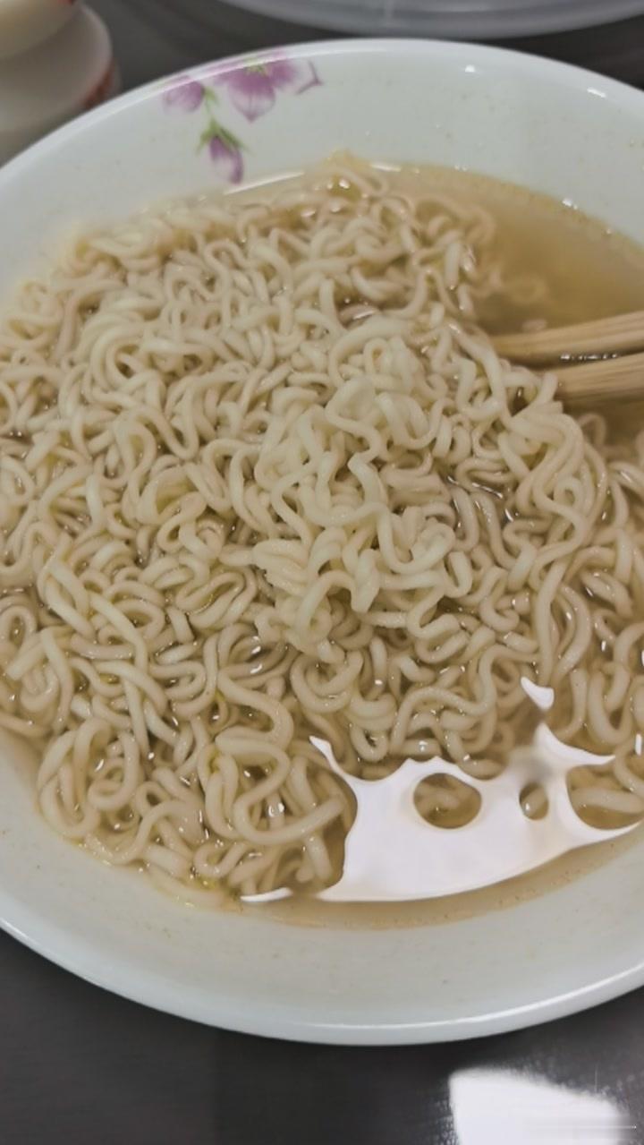 深夜的一碗泡面是那种很老的口味。 