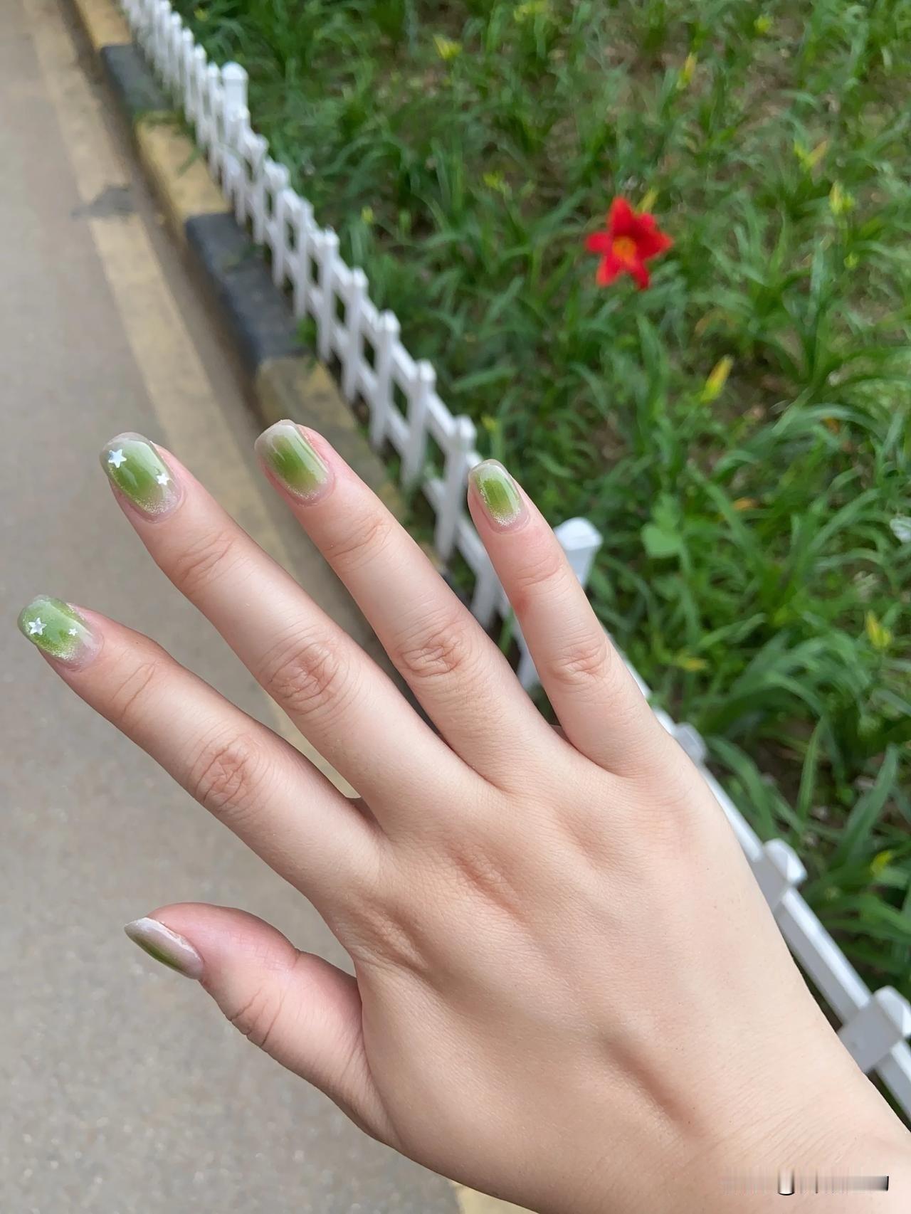 今天去做了美甲！28岁的手大家觉得怎样？“纤纤玉手”能称得上吗？