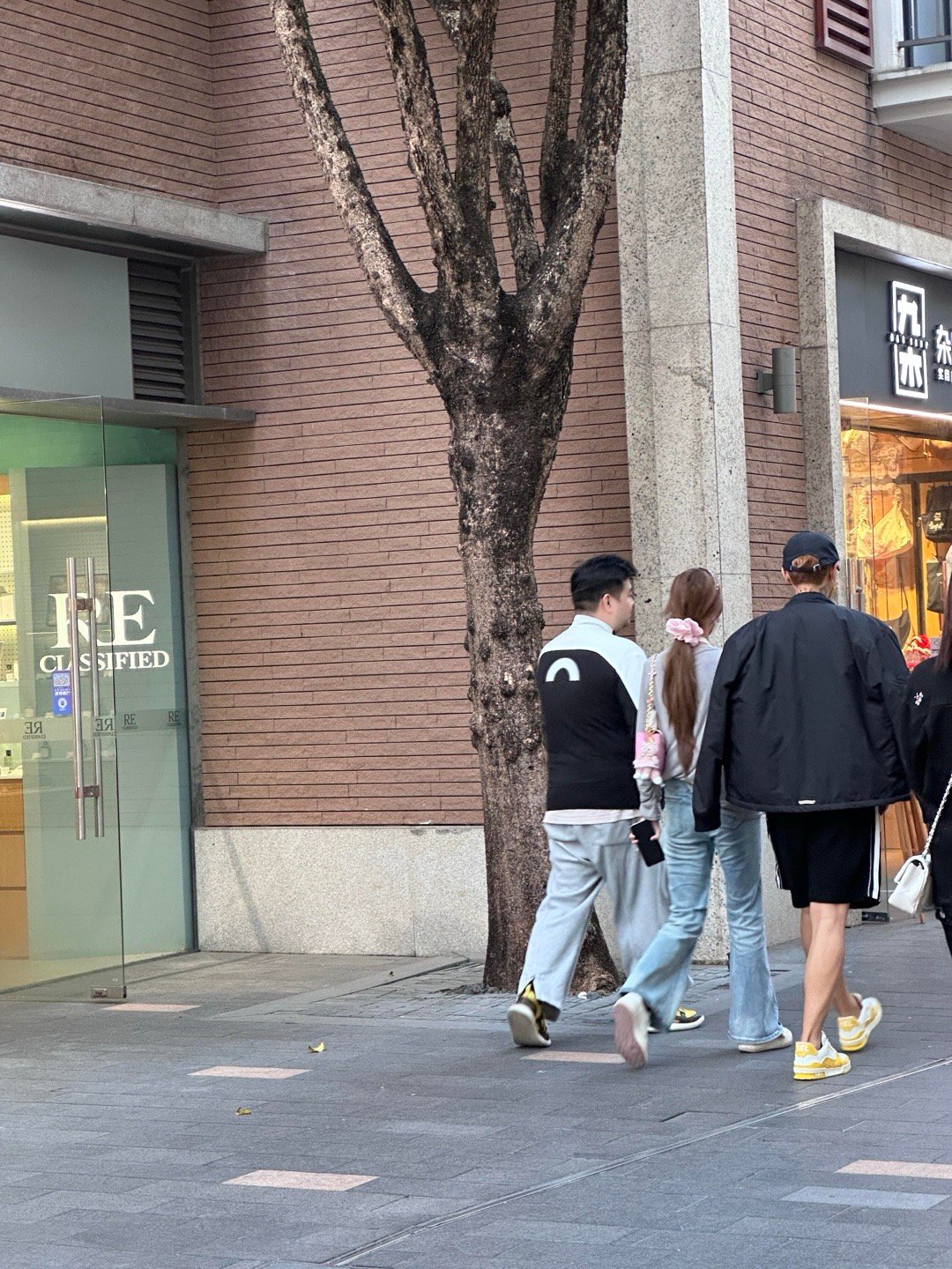 偶遇黄子韬徐艺洋，明星也得去富华里排队上厕所 