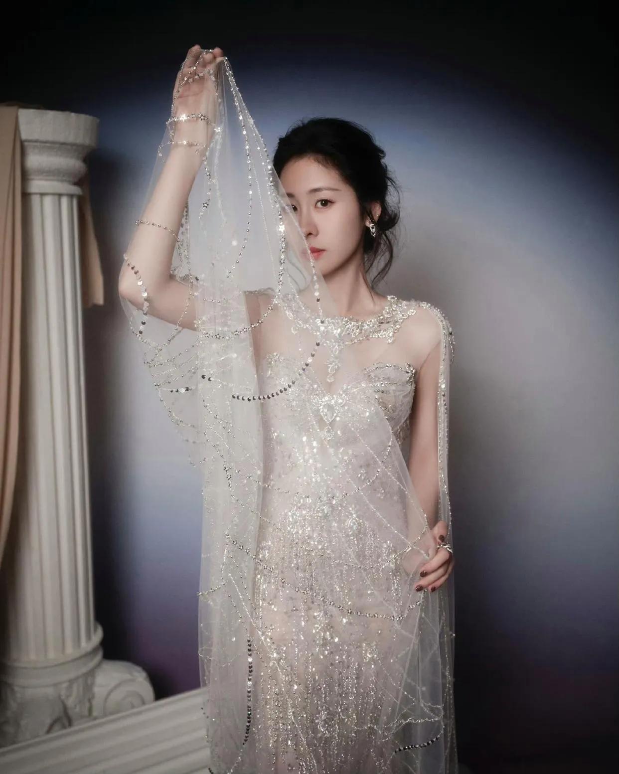 张碧晨红毯造型好仙，人和裙子都好美啊！大家喜欢她这个风格吗？