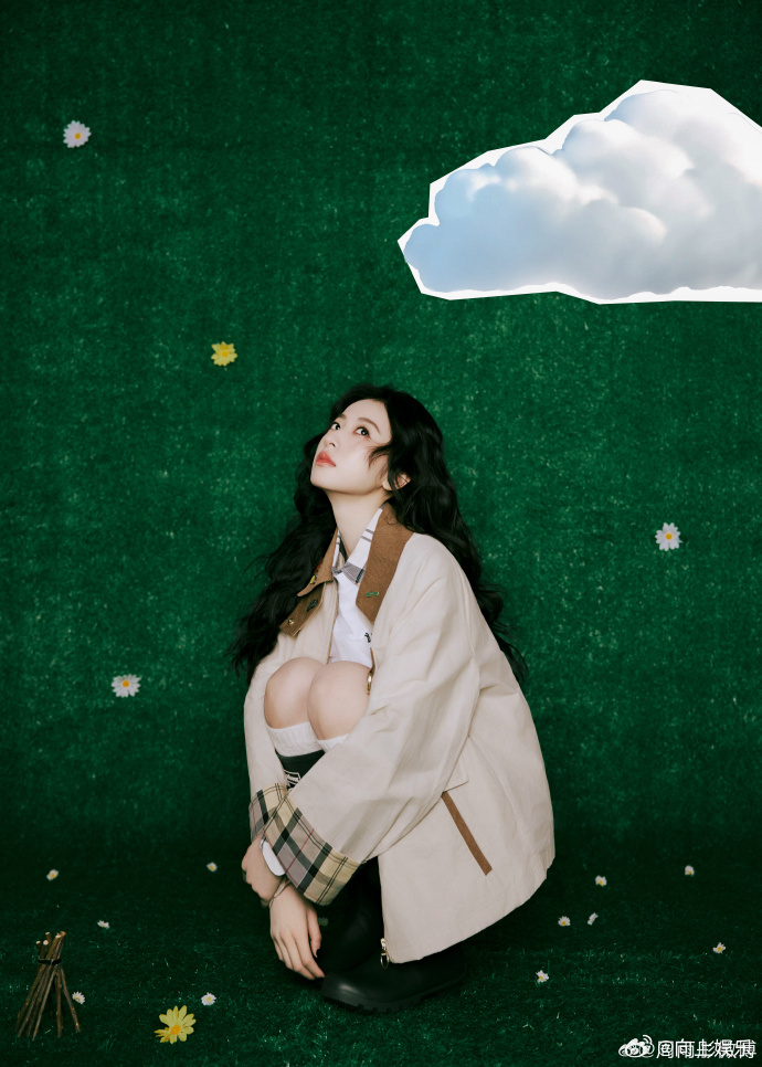 想魂穿周雨彤手里牵着的那只小狗被周雨彤的英伦风硬控了 今日份周雨彤线下活动有，一