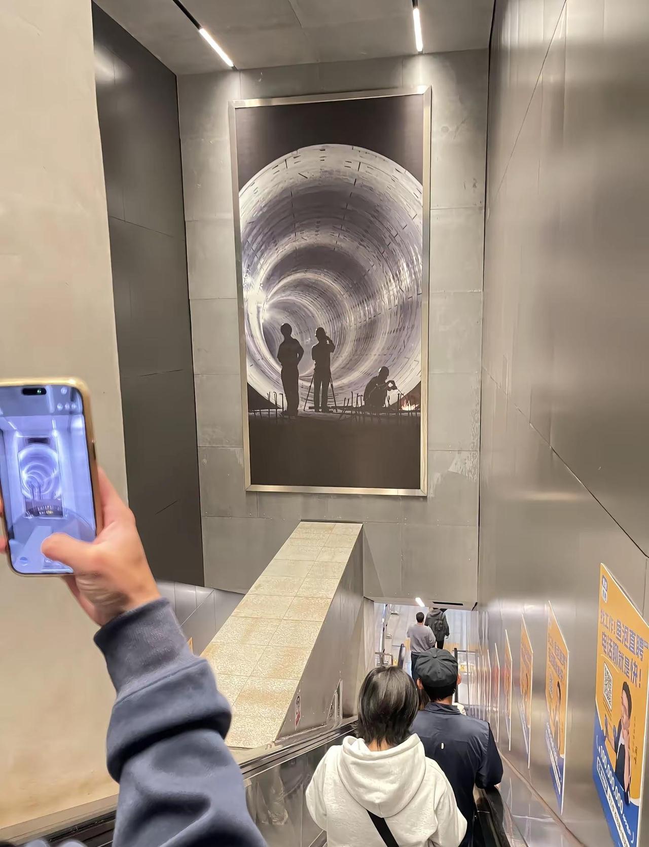 工人的双手，凿开了通往未来的隧道。城市建设者地下的星光 车公庙 深圳地铁