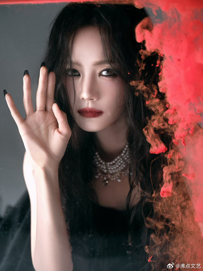 李一桐要长出翅膀了李一桐黑色美甲静待羽翼生长，邂逅暗夜精灵李一桐。纯色黑美甲摒弃