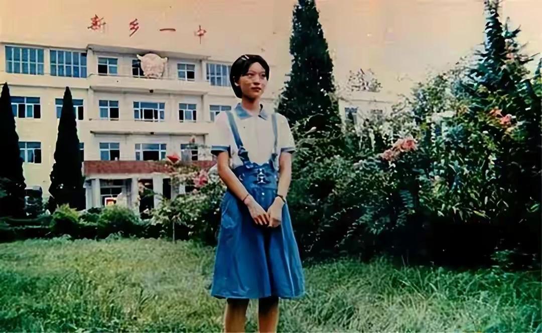 “虽然中国培养了我，在美国混得再差，我也不会回到中国……”这是清华学霸、高考满分