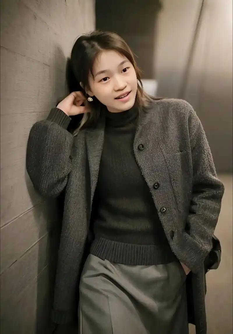 全红婵近照曝光，全网都在夸她“长开了、变美了”。但我却看出一身冷汗。
很多人以为