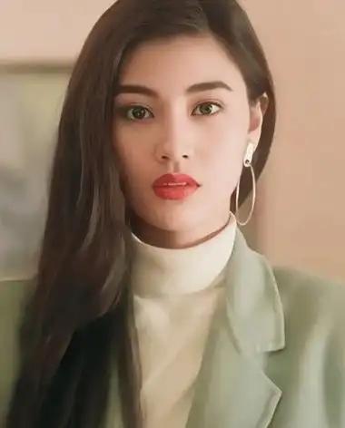 她是港圈最强小三，挑衅何超琼，她就是蛇蝎美人李嘉欣。
 
2008年，李嘉欣与许