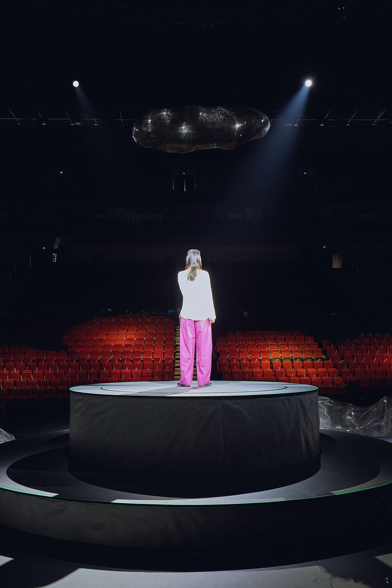 李宇春是陈粒演唱会惊喜嘉宾 陈粒演唱会迎来王炸嘉宾李宇春！两位歌手的音乐碰撞想想