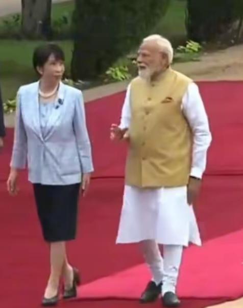 白裙大哥，黑裙小妹…
继公国母国之后，哥国妹国再次夺得彩头！
别的不说，就这两人