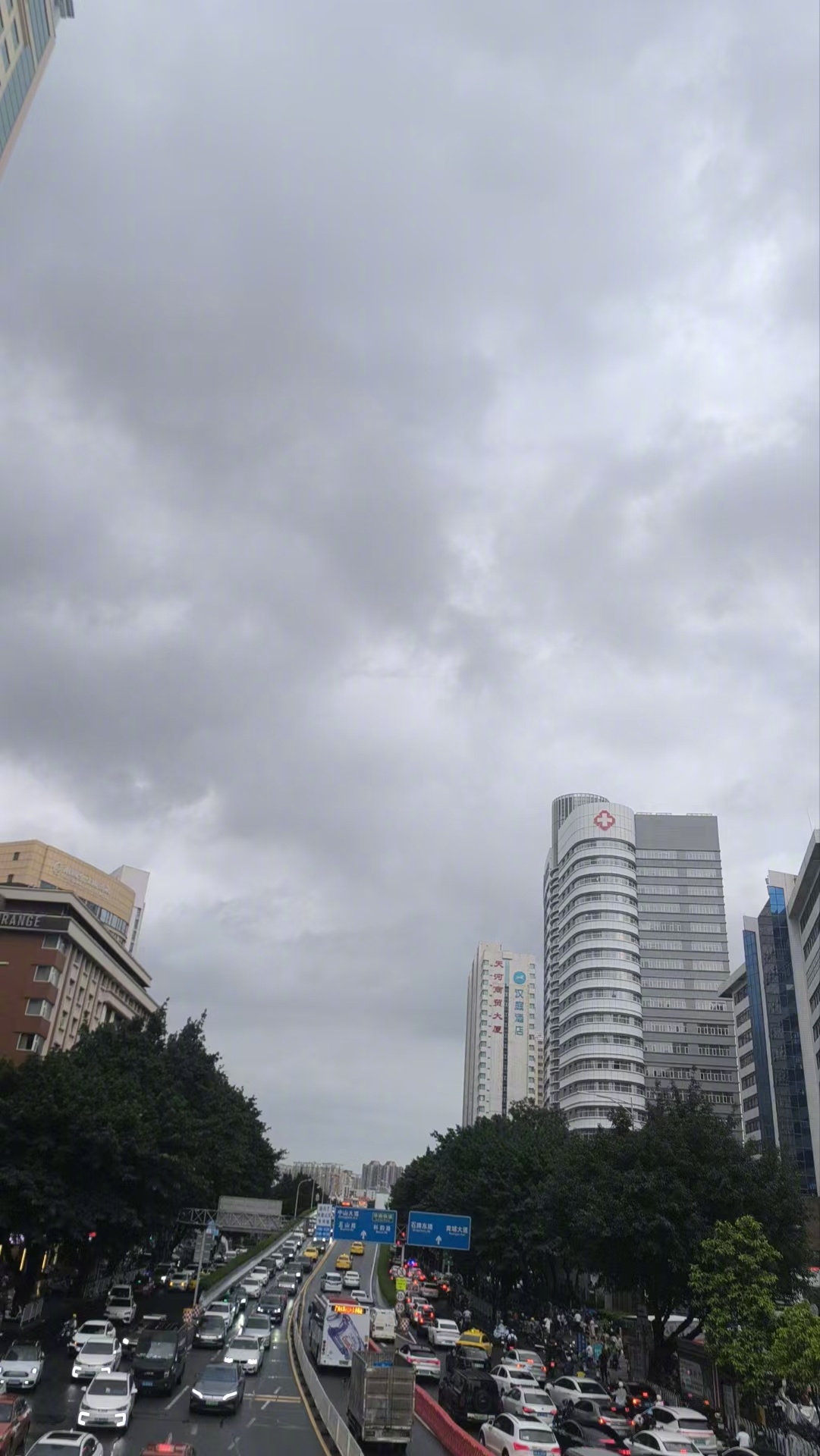 【#广州发布暴雨黄色预警#，越秀、天河伴有8级左右阵风和强雷电】广州市气象台07